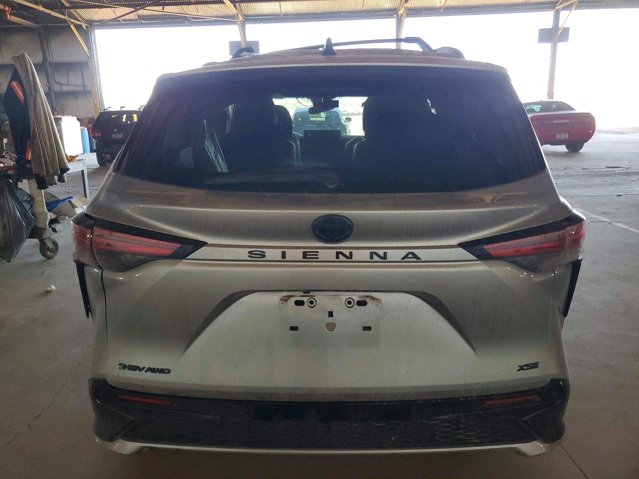 2025 TOYOTA SIENNA XSE photo 11