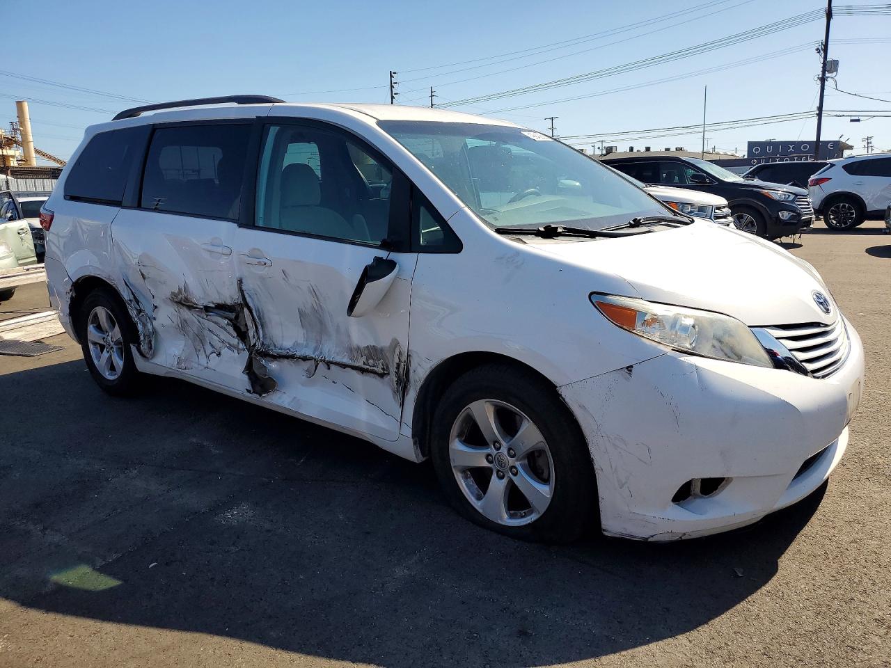 2017 TOYOTA SIENNA LE photo 7