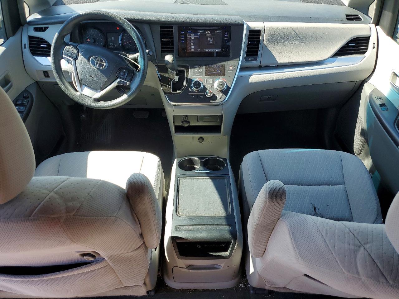 2017 TOYOTA SIENNA LE photo 15