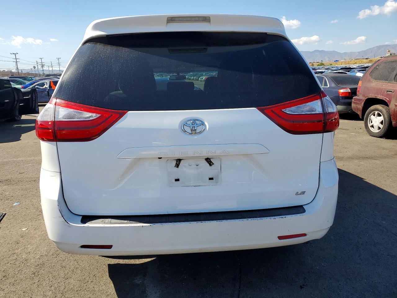 2017 TOYOTA SIENNA LE photo 11