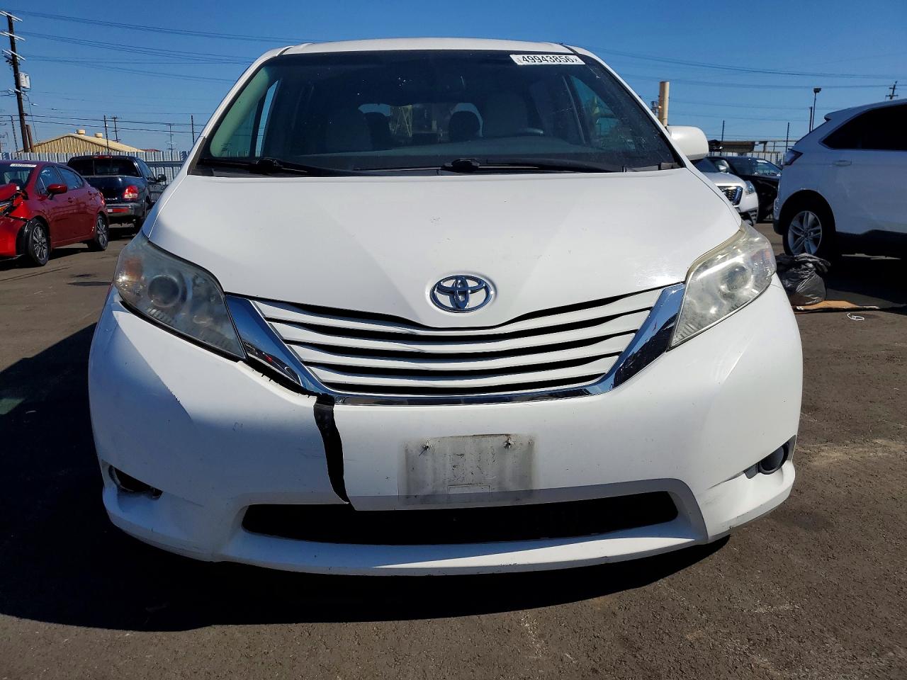 2017 TOYOTA SIENNA LE photo 9
