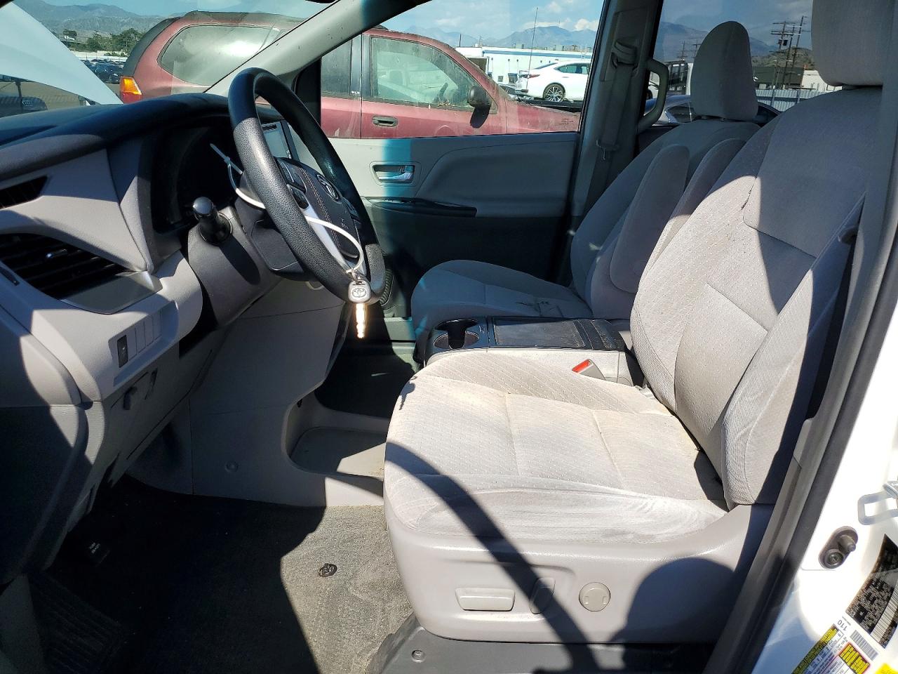 2017 TOYOTA SIENNA LE photo 13