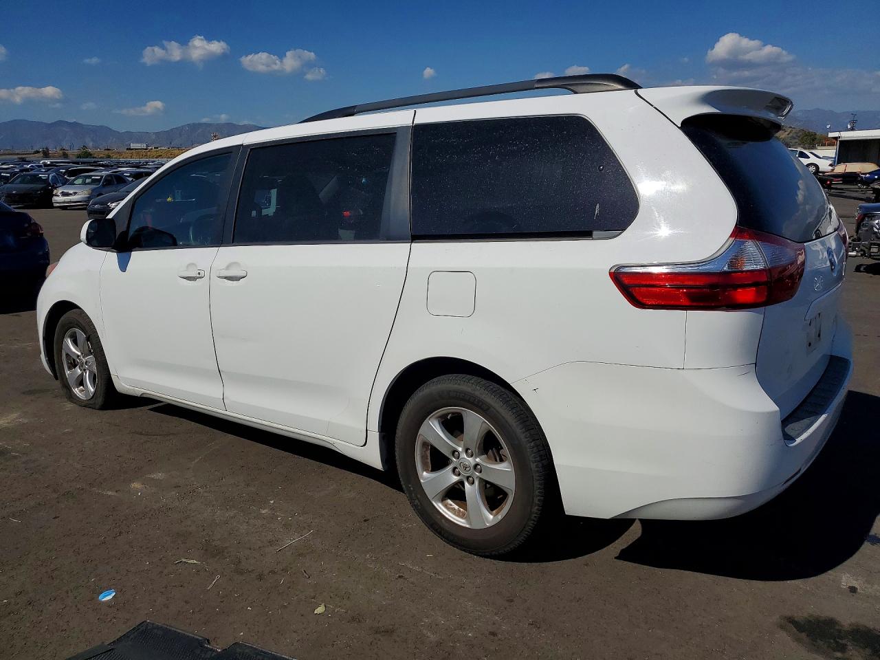 2017 TOYOTA SIENNA LE photo 3