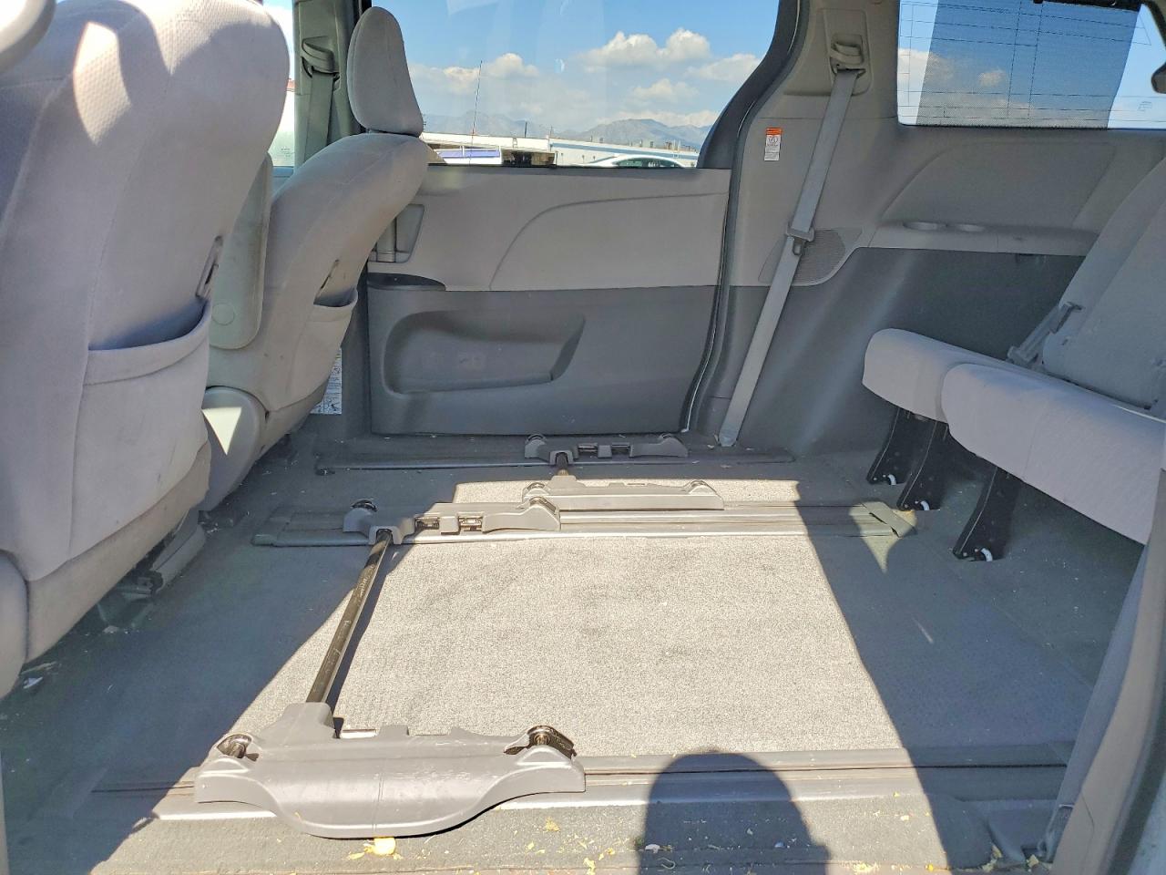 2017 TOYOTA SIENNA LE photo 21