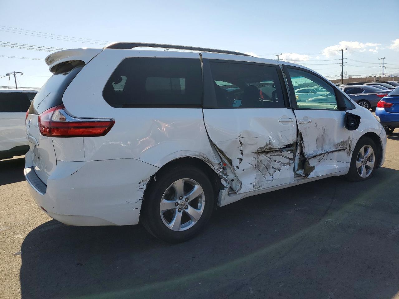 2017 TOYOTA SIENNA LE photo 5