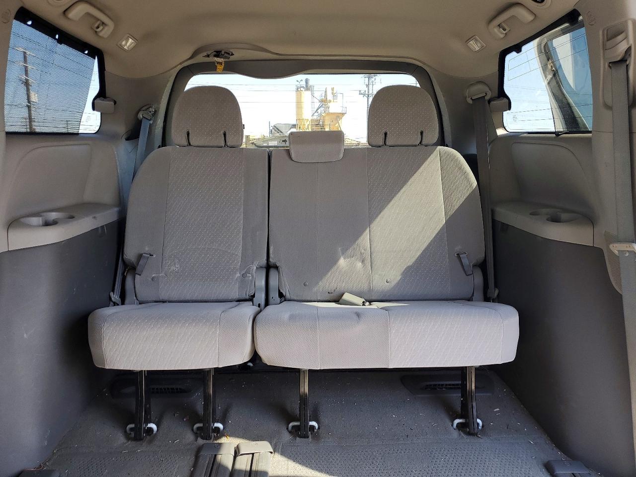 2017 TOYOTA SIENNA LE photo 19