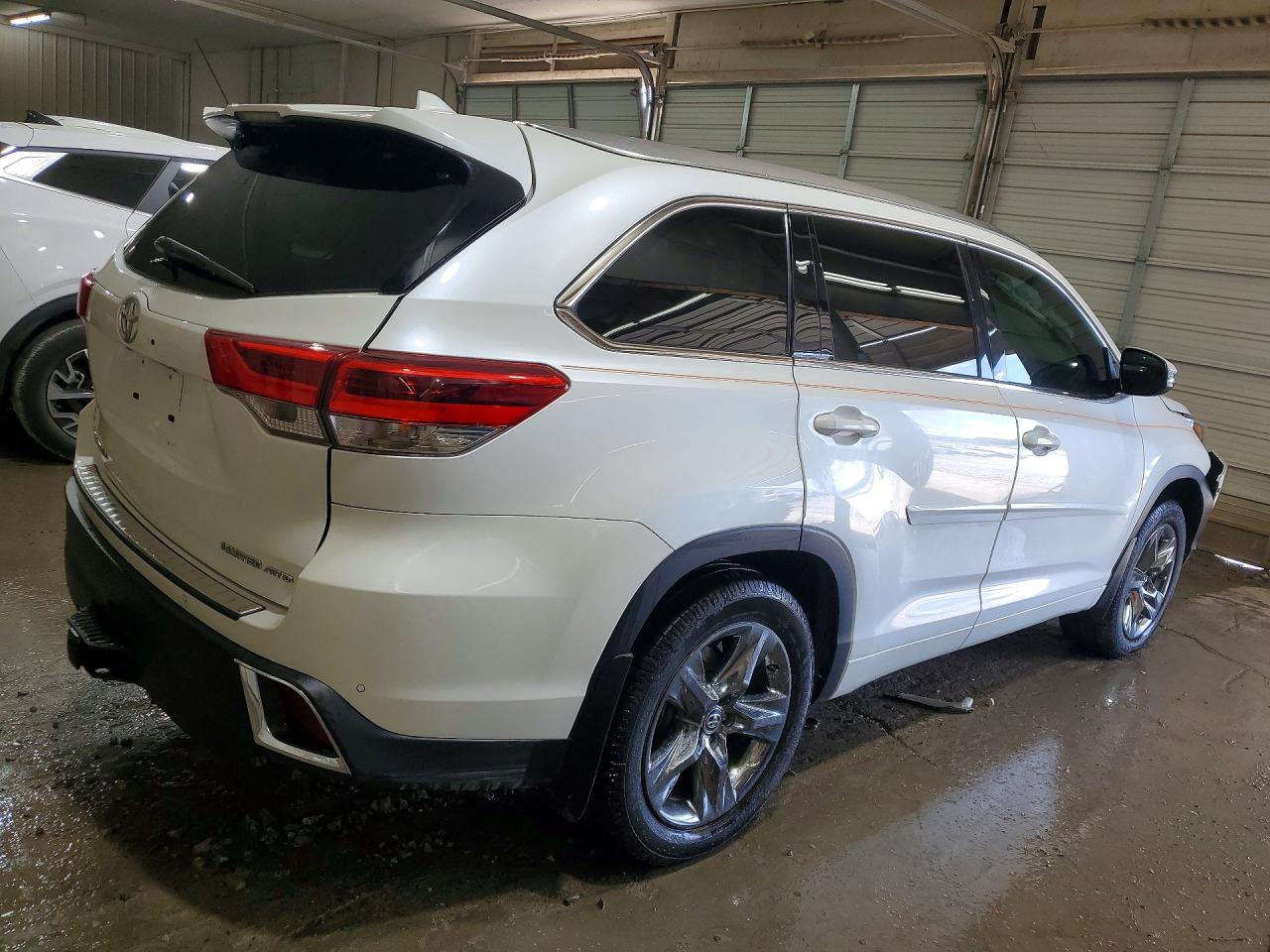 2017 TOYOTA HIGHLANDER LIMITED PLATINUM photo 5
