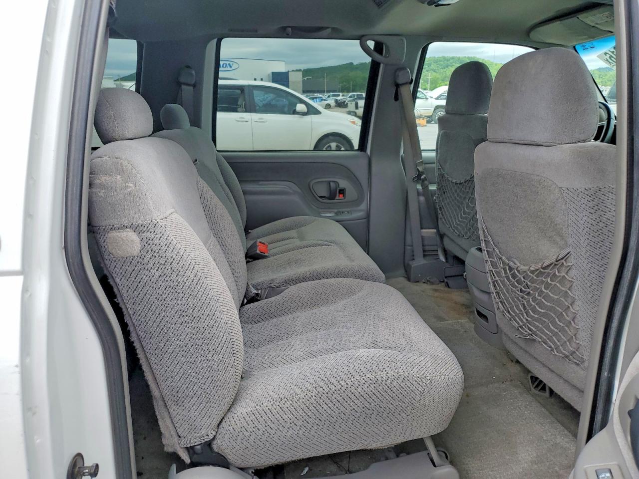 1999 GMC SUBURBAN C1500 photo 21