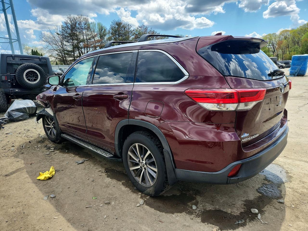2017 TOYOTA HIGHLANDER XLE photo 2