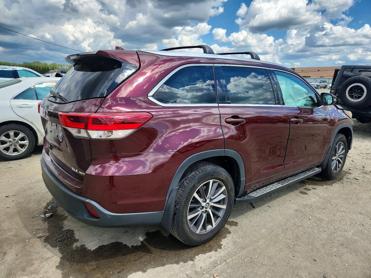 2017 TOYOTA HIGHLANDER XLE photo 3