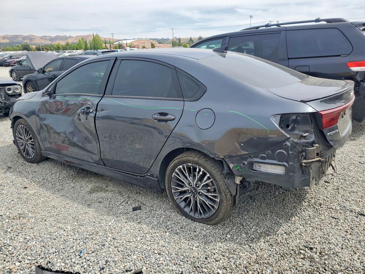 2023 KIA FORTE GT LINE photo 3