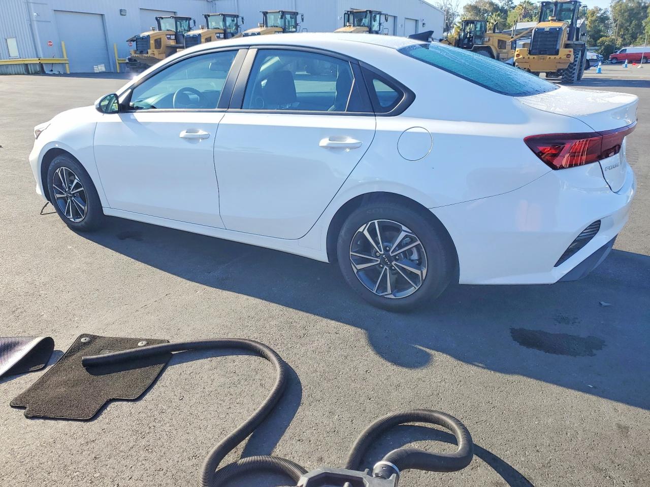 2023 KIA FORTE LXS photo 3