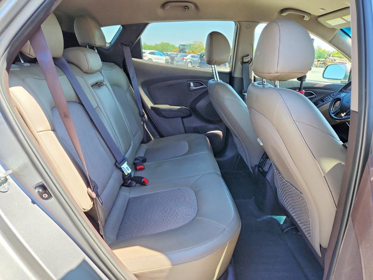 2015 HYUNDAI TUCSON SE photo 11