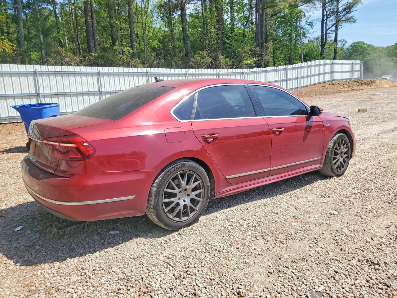 2017 VOLKSWAGEN PASSAT R-LINE photo 3