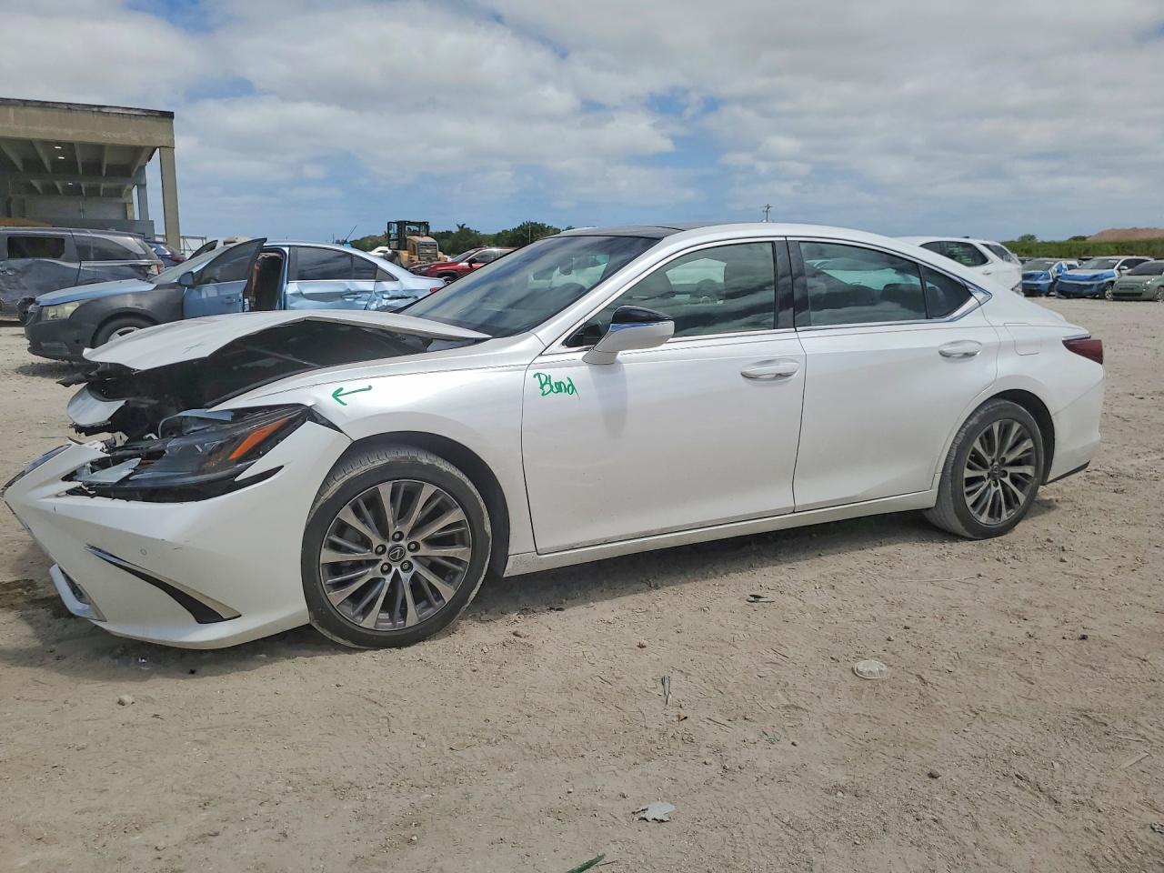 2019 LEXUS ES