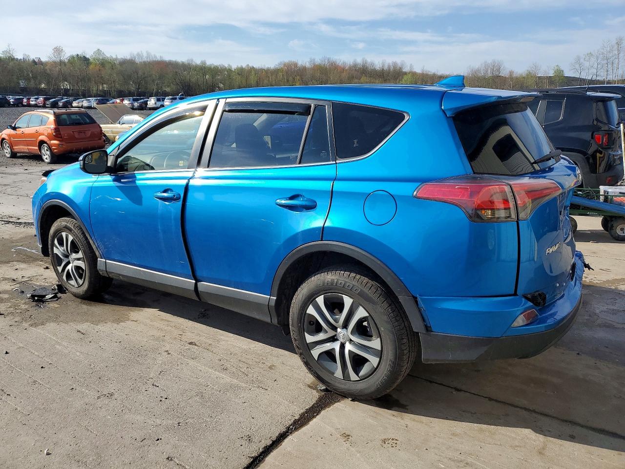 2018 TOYOTA RAV4 LE photo 4