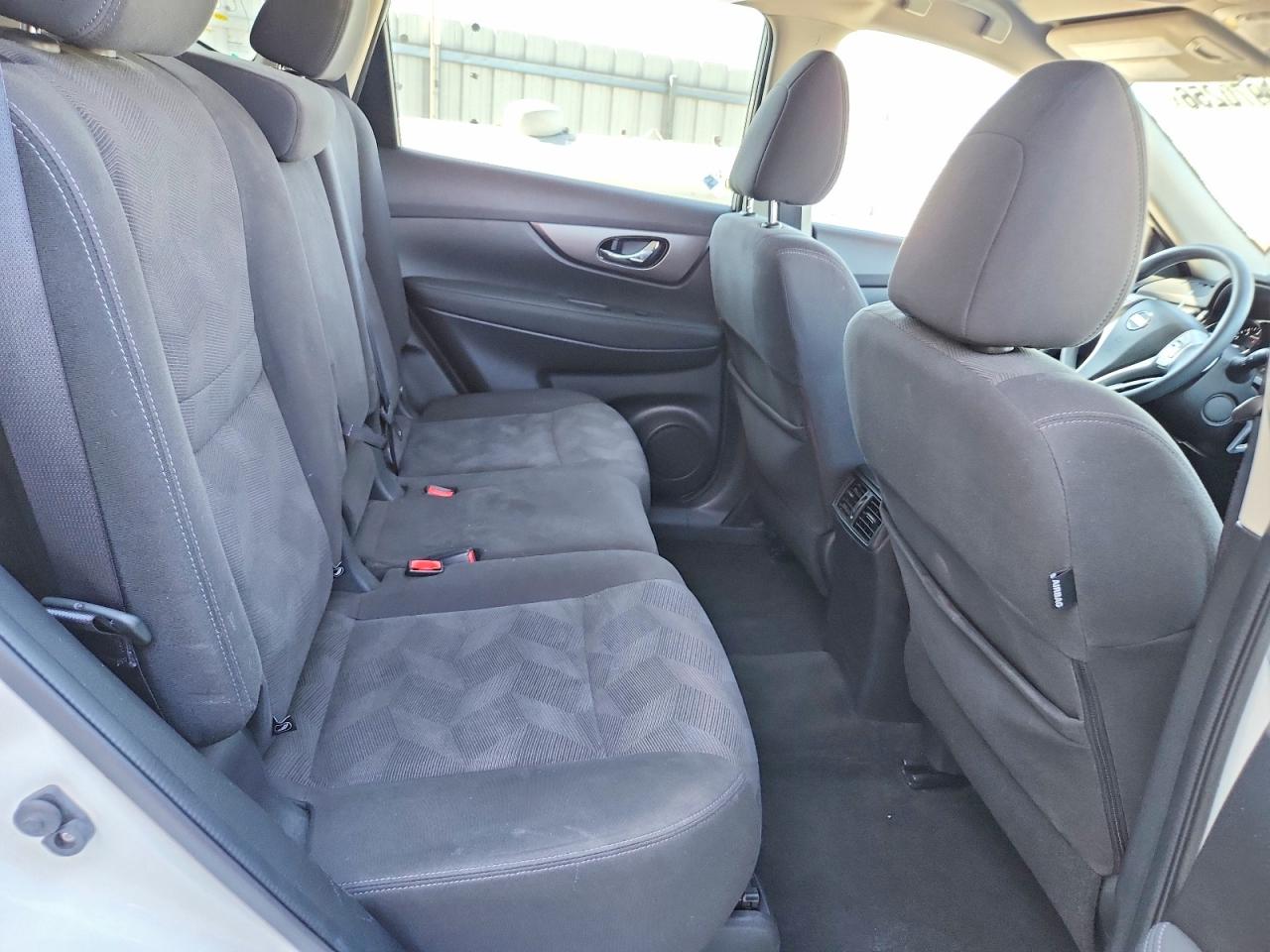 2016 NISSAN ROGUE SV photo 21