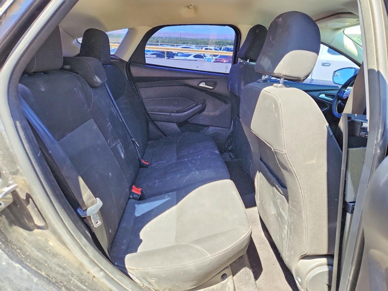 2017 FORD FOCUS SE photo 28
