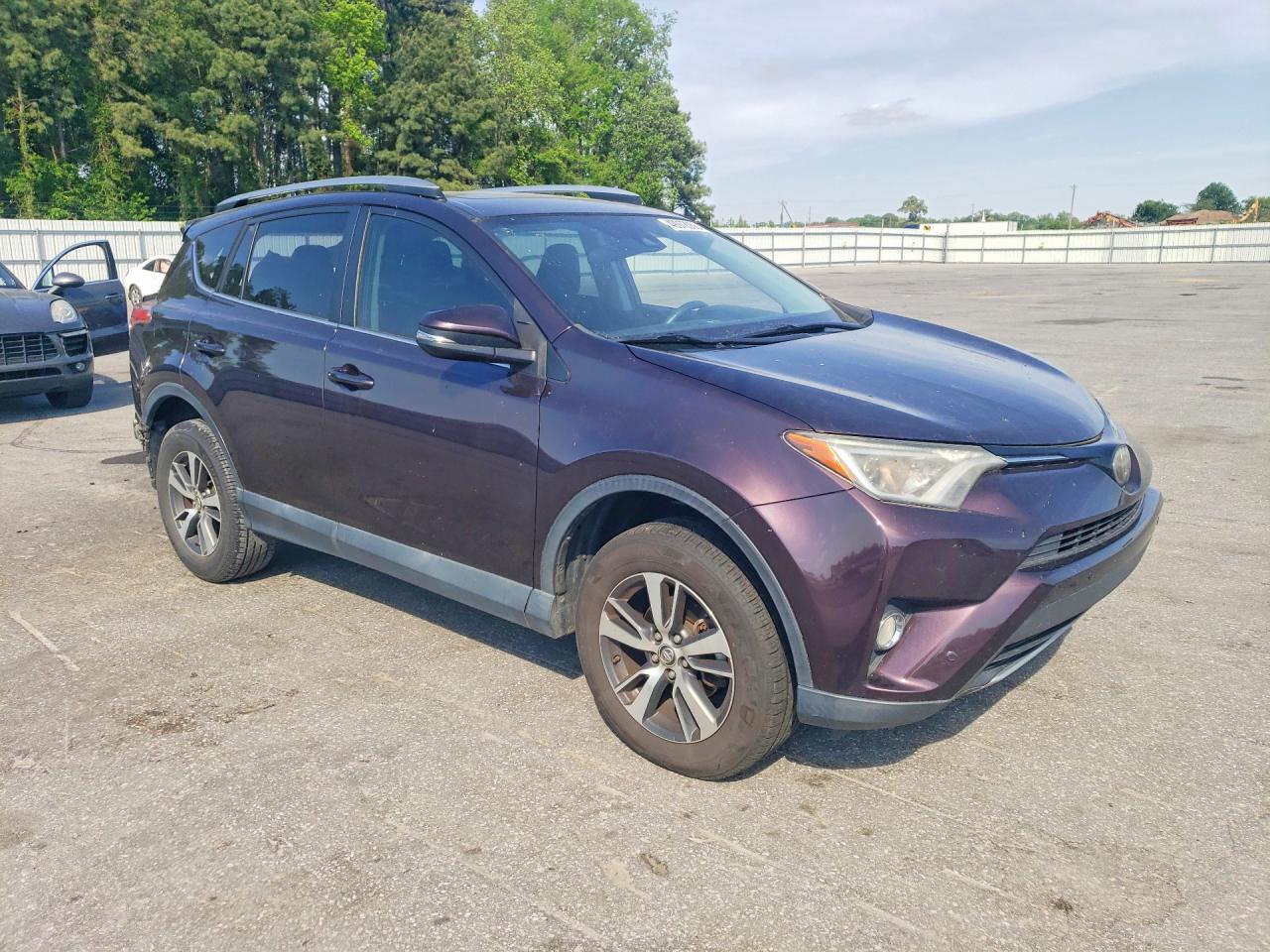 2018 TOYOTA RAV4 XLE photo 4