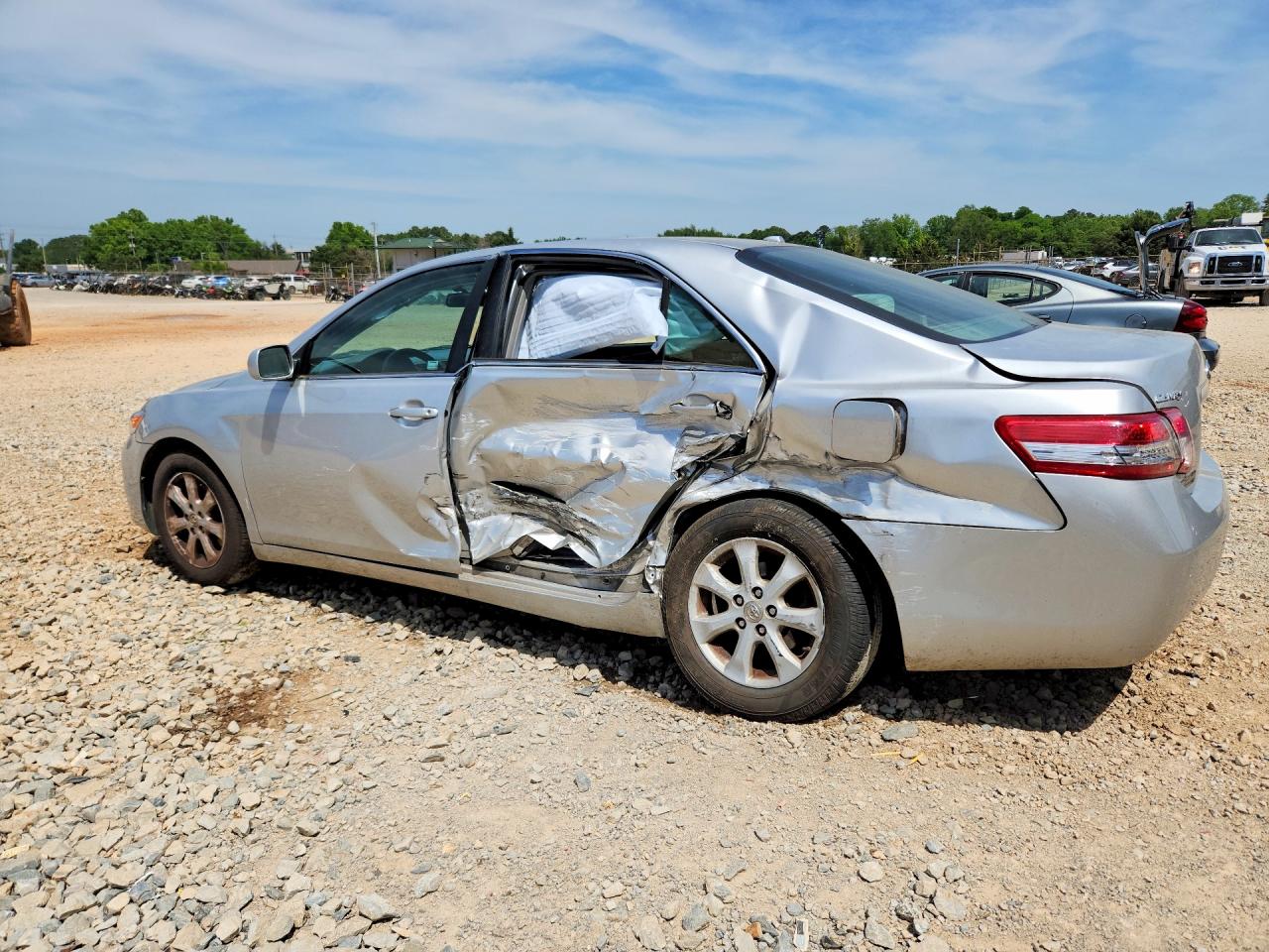 2011 TOYOTA CAMRY LE photo 3