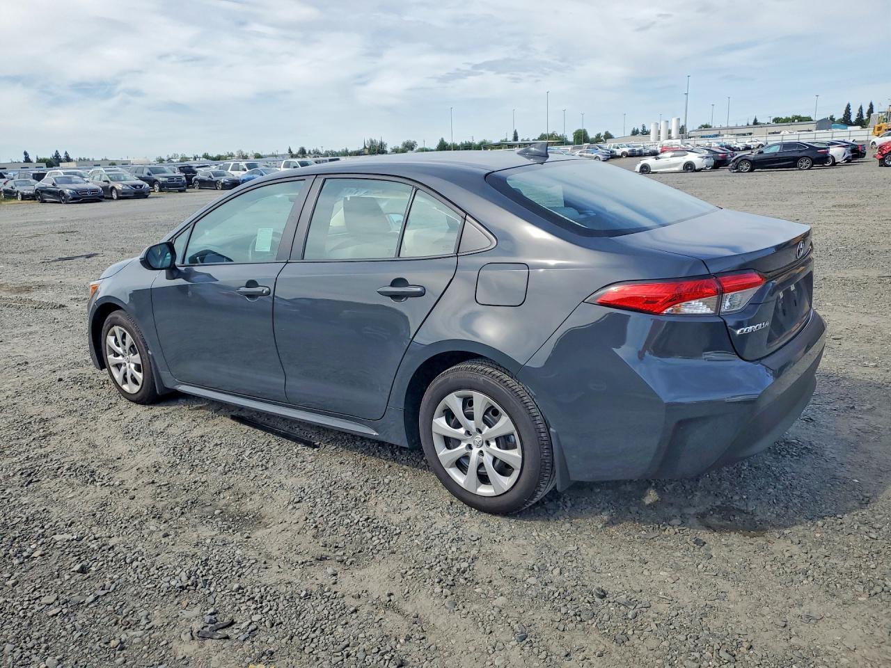 2025 TOYOTA COROLLA LE photo 3