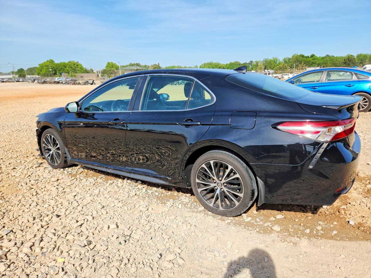 2019 TOYOTA CAMRY SE photo 3