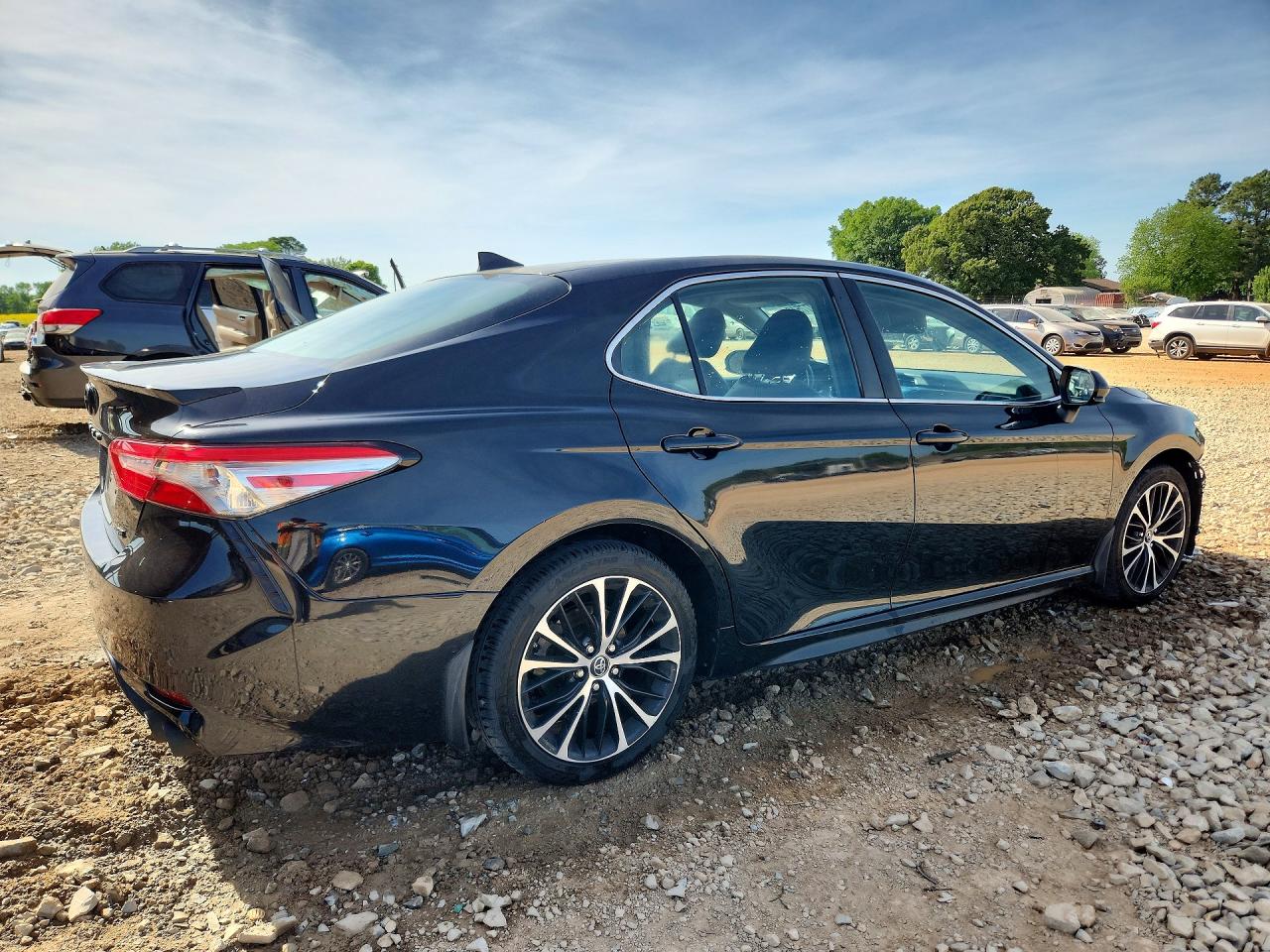 2019 TOYOTA CAMRY SE photo 5
