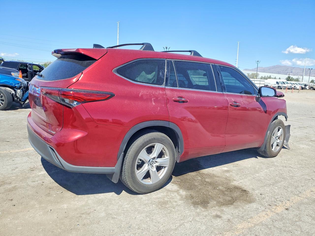 2022 TOYOTA HIGHLANDER LE photo 3