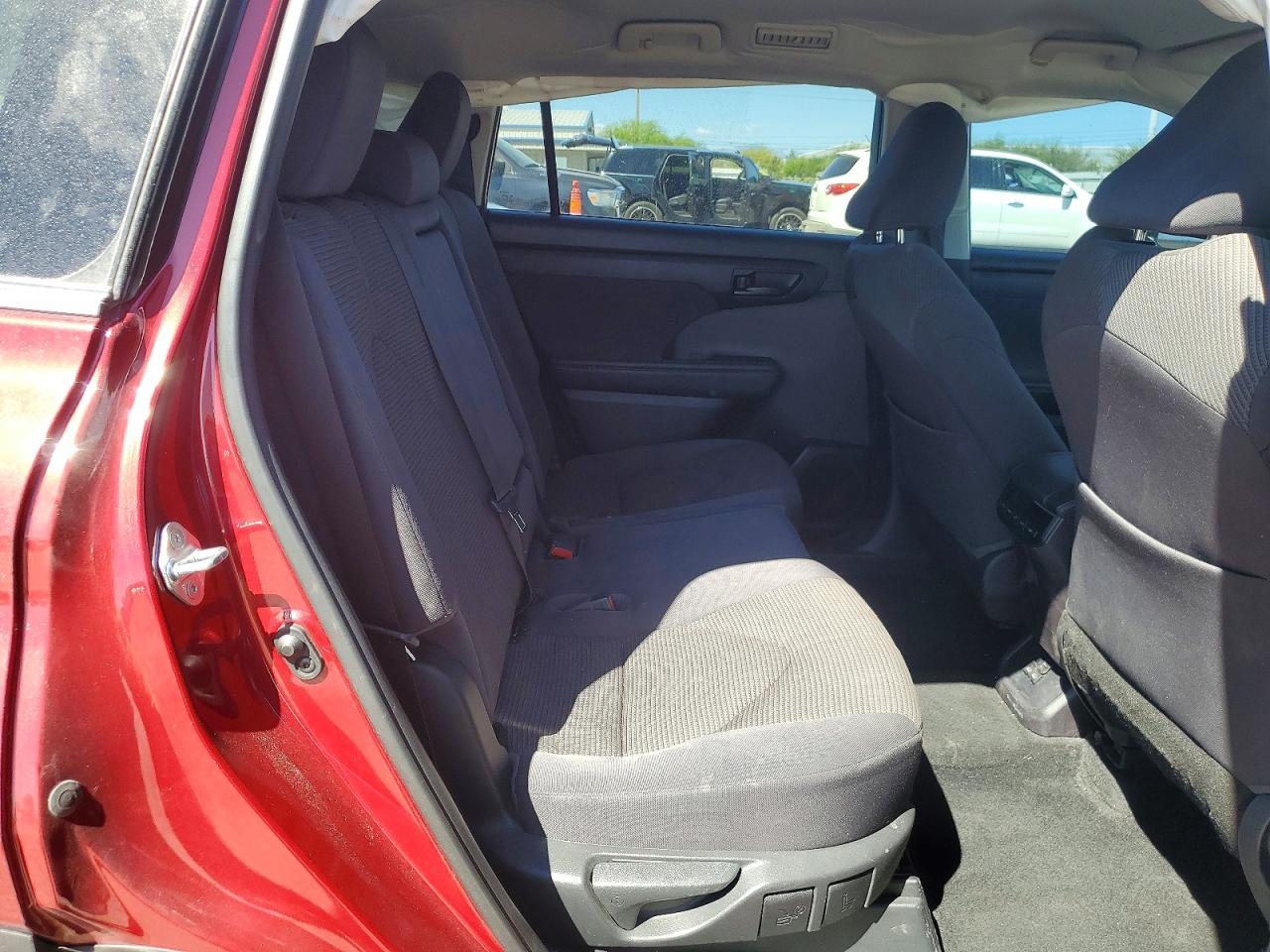 2022 TOYOTA HIGHLANDER LE photo 11
