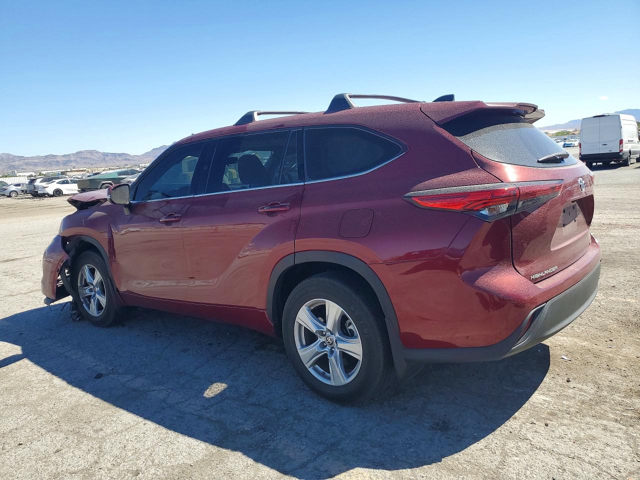 2022 TOYOTA HIGHLANDER LE photo 2
