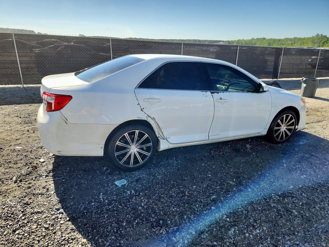 2014 TOYOTA CAMRY LE photo 5