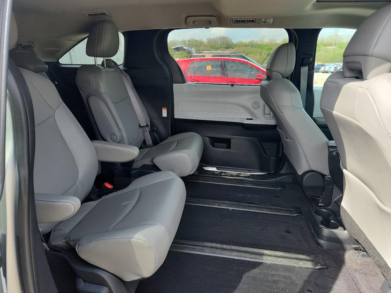 2025 TOYOTA SIENNA XLE 7-PASSENGER photo 31