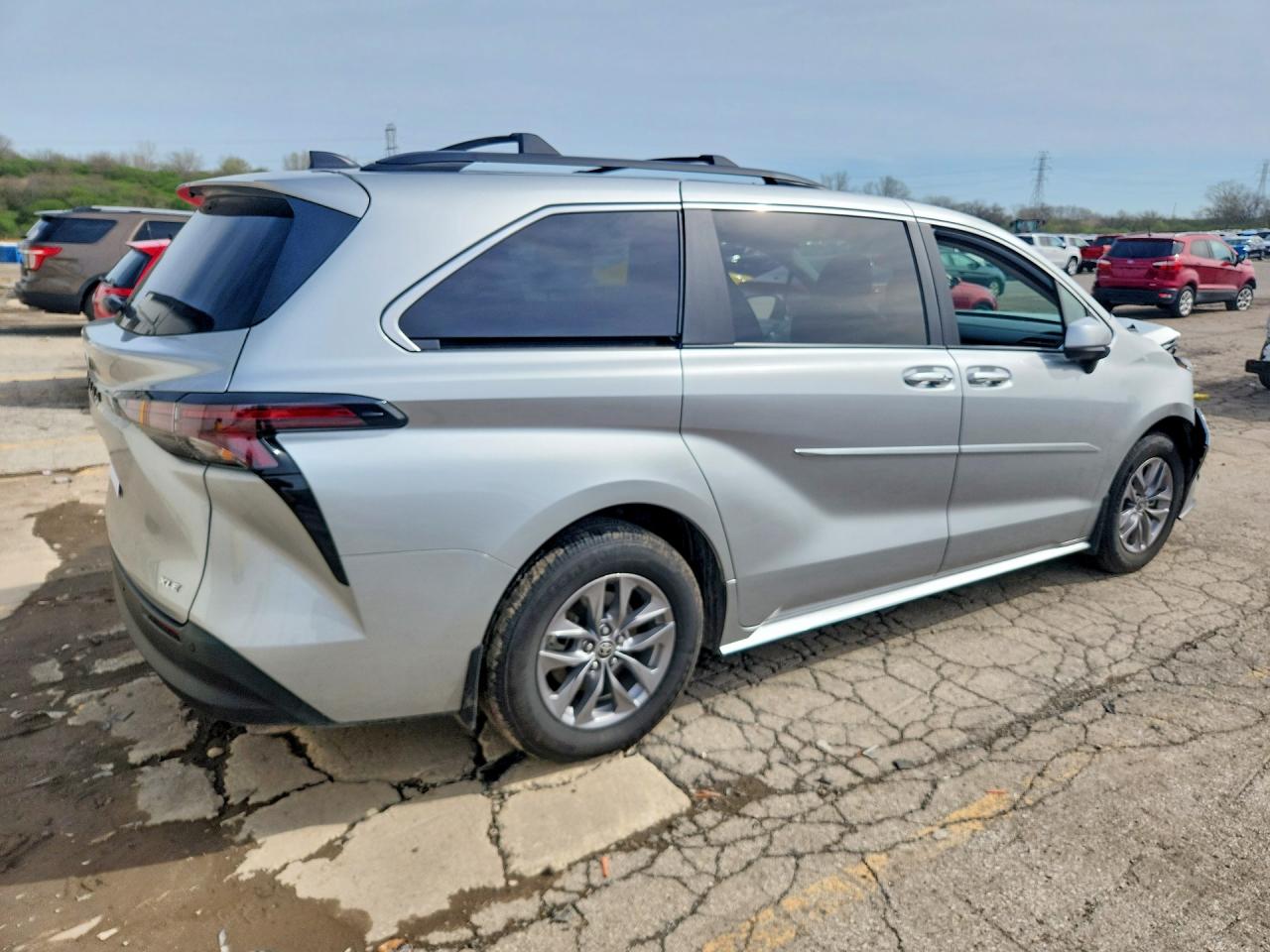 2025 TOYOTA SIENNA XLE 7-PASSENGER photo 7