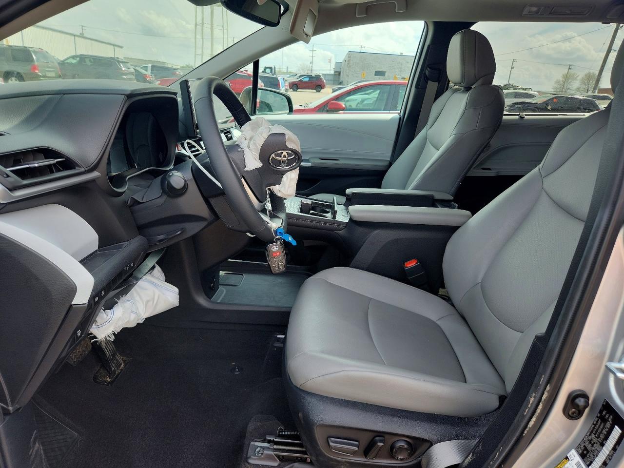 2025 TOYOTA SIENNA XLE 7-PASSENGER photo 19
