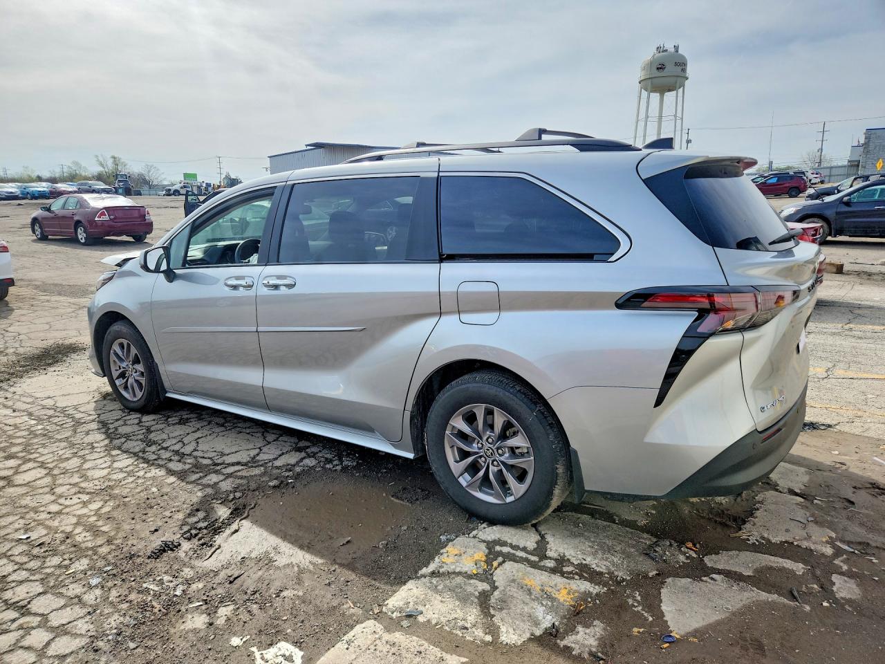 2025 TOYOTA SIENNA XLE 7-PASSENGER photo 4