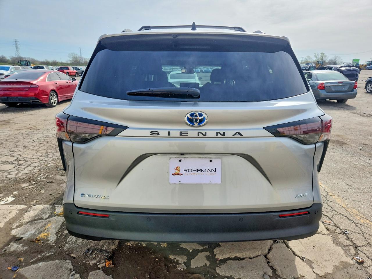 2025 TOYOTA SIENNA XLE 7-PASSENGER photo 16