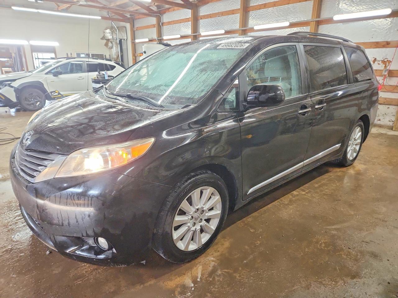 2013 TOYOTA SIENNA