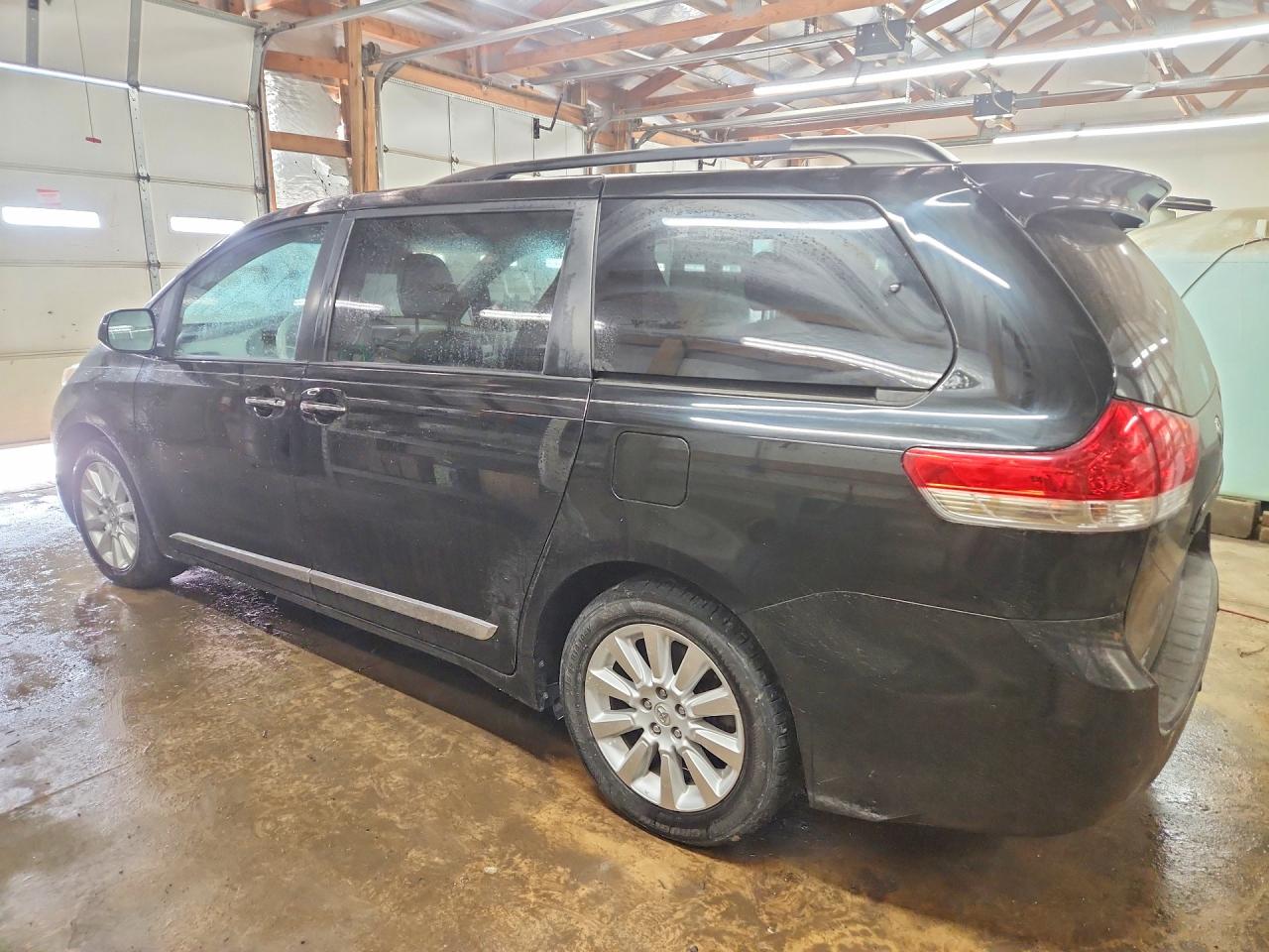 2013 TOYOTA SIENNA XLE 7-PASSENGER photo 3