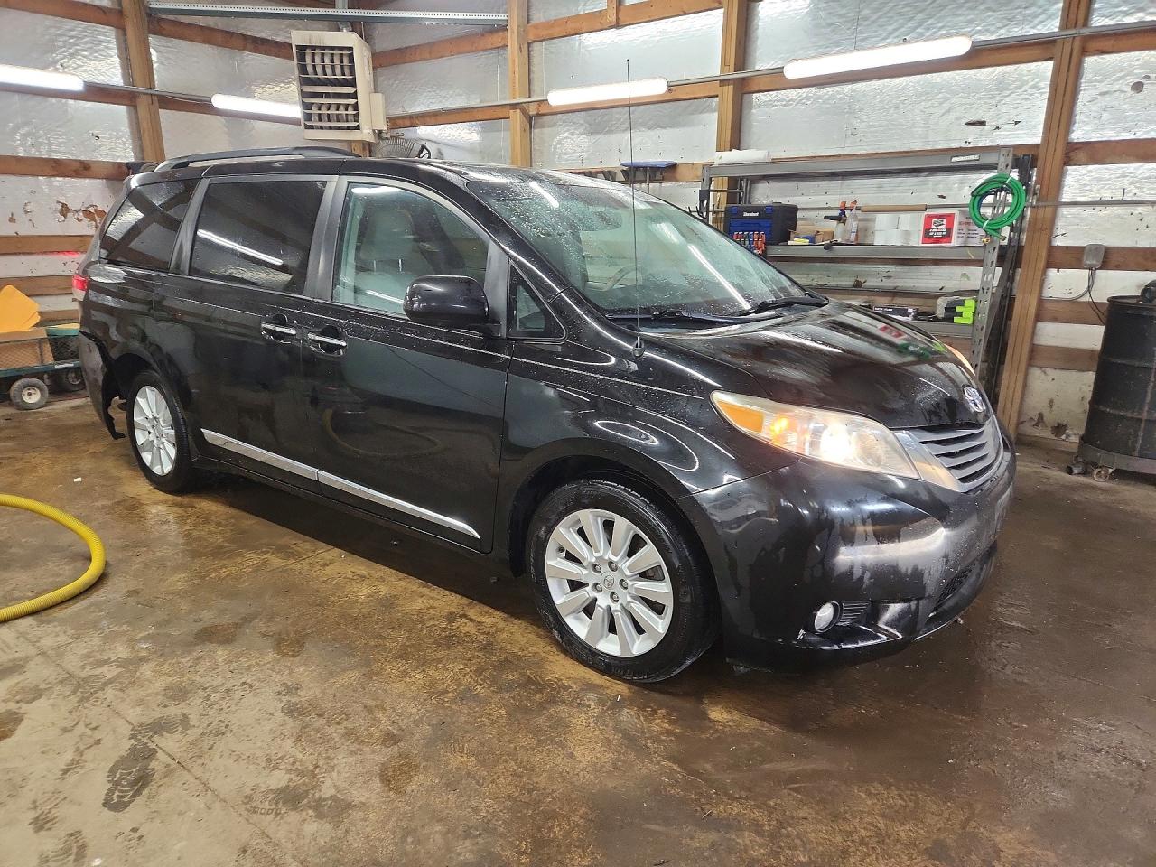 2013 TOYOTA SIENNA XLE 7-PASSENGER photo 7