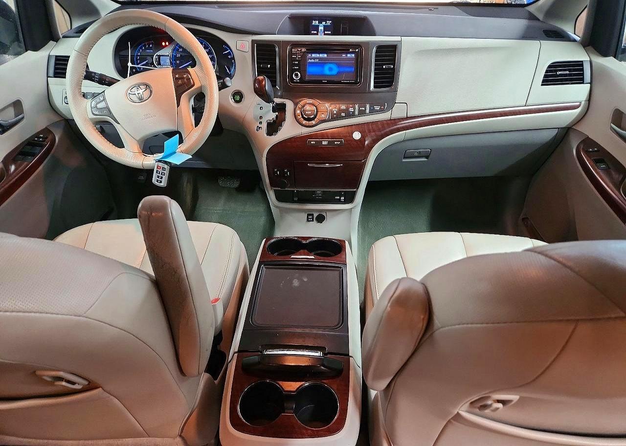 2013 TOYOTA SIENNA XLE 7-PASSENGER photo 15