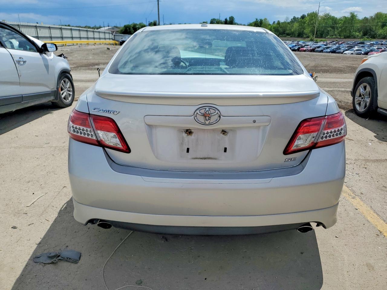 2010 TOYOTA CAMRY SE photo 11