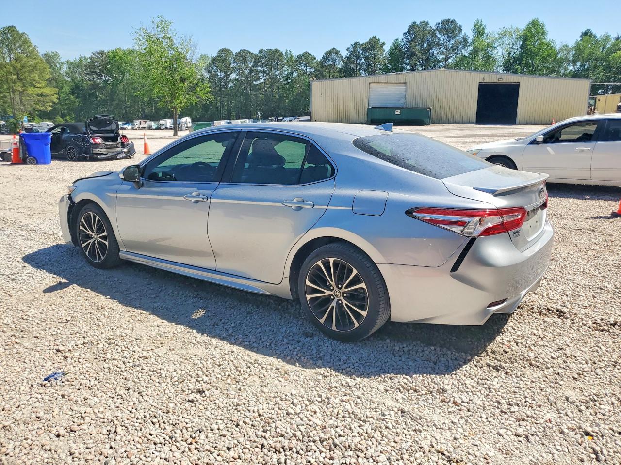 2020 TOYOTA CAMRY SE photo 3