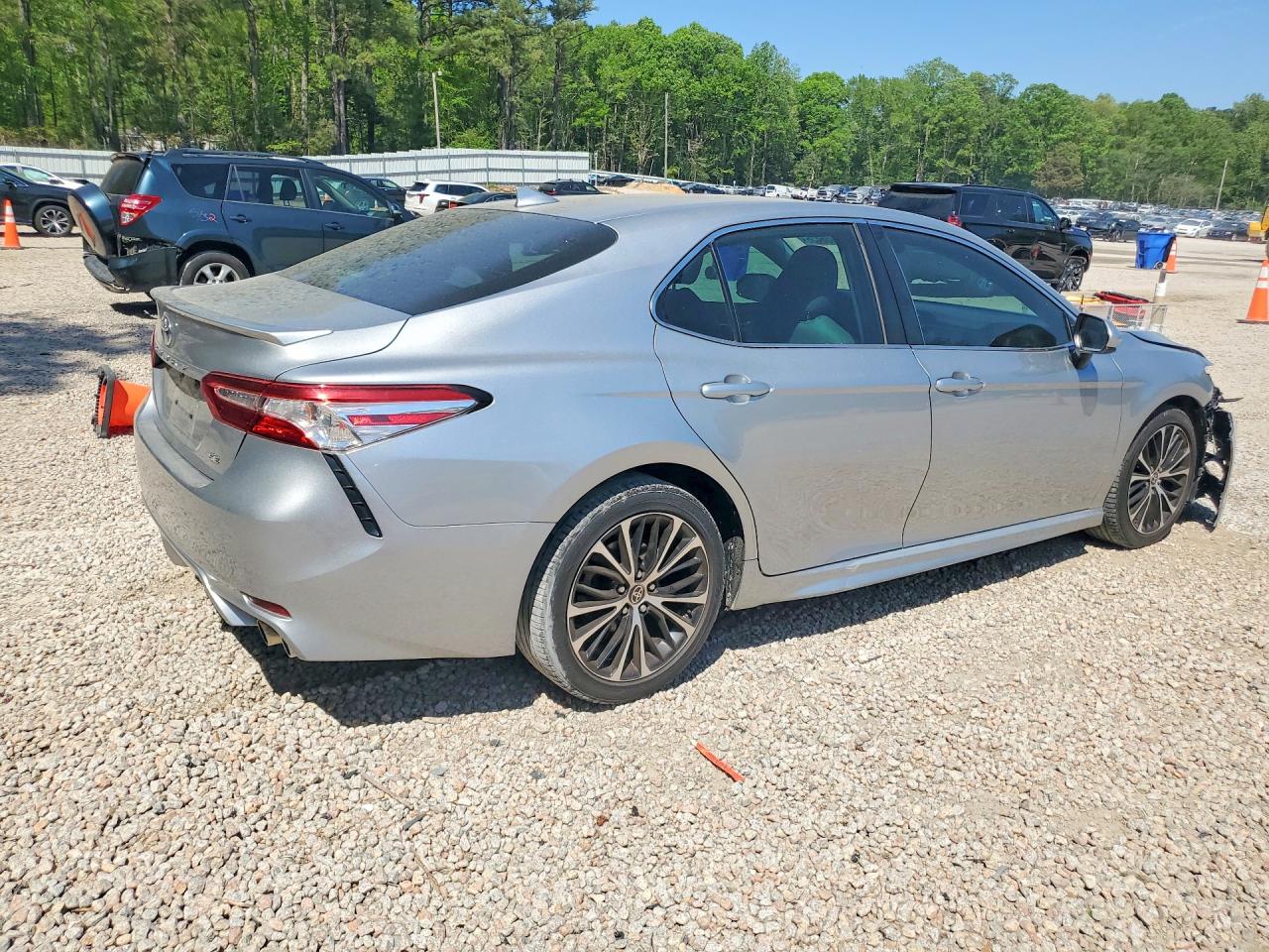 2020 TOYOTA CAMRY SE photo 5