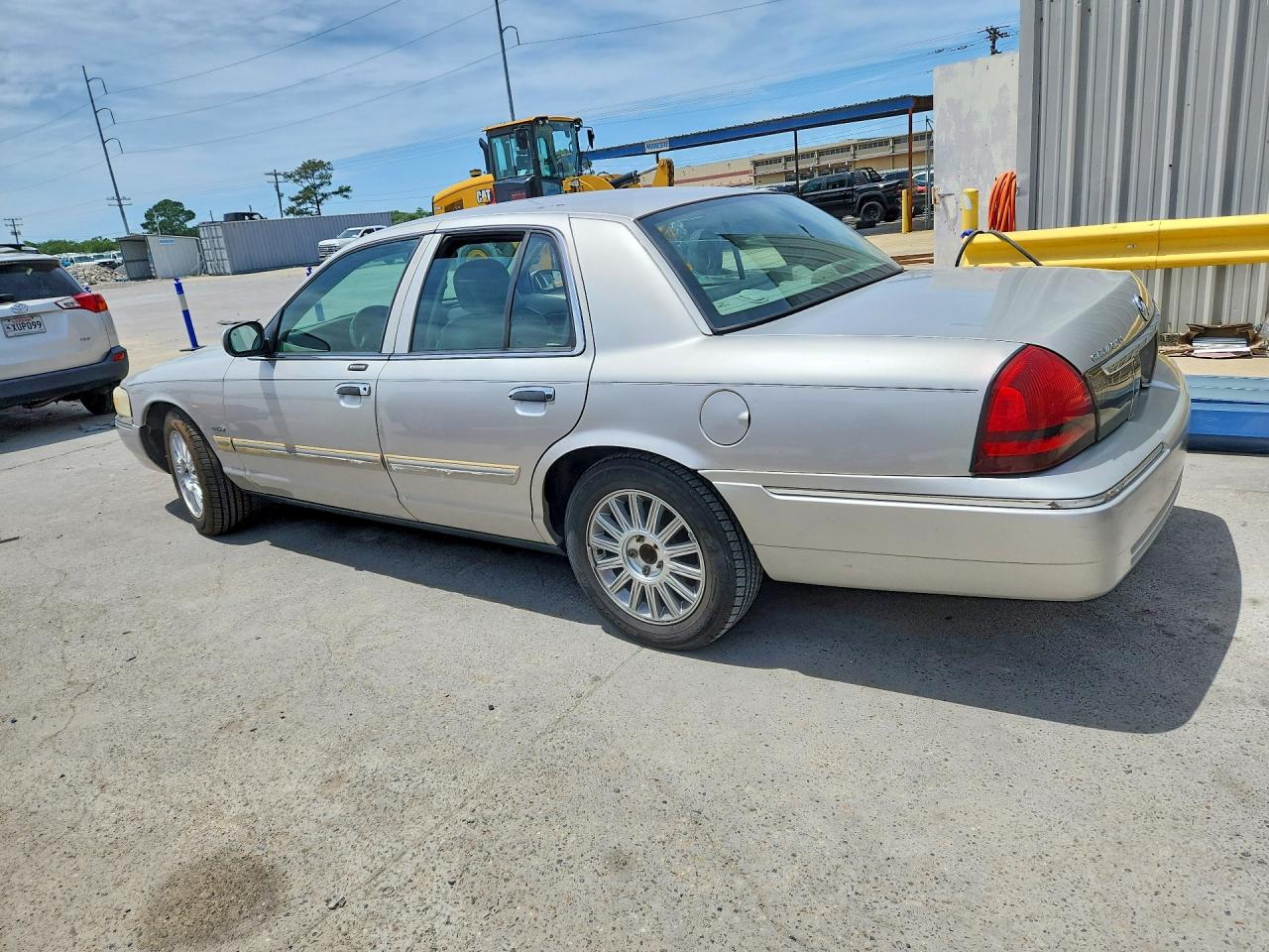 2010 MERCURY GRAND MARQUIS LS photo 4