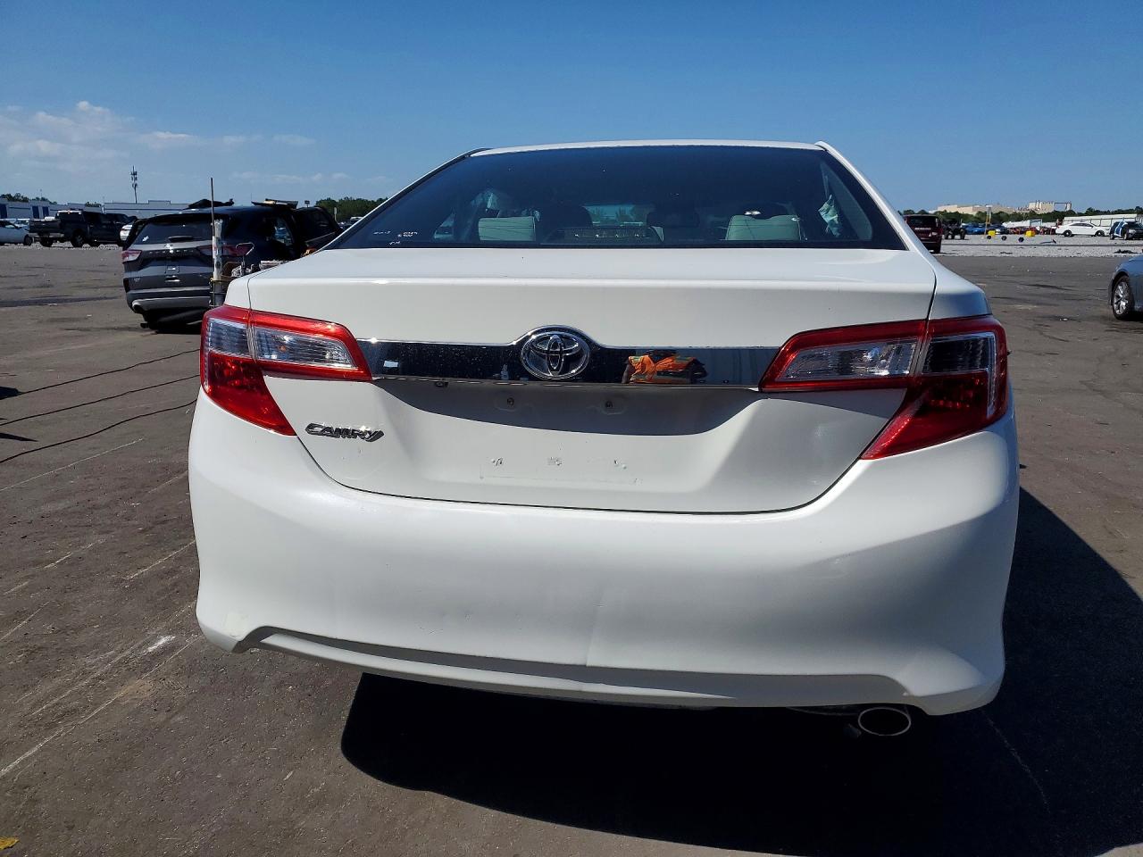 2013 TOYOTA CAMRY XLE photo 16
