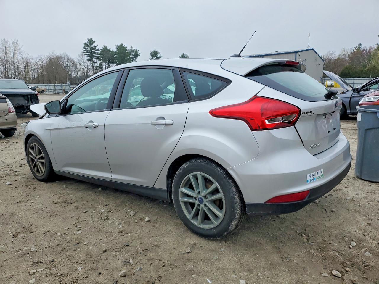 2017 FORD FOCUS SE photo 3