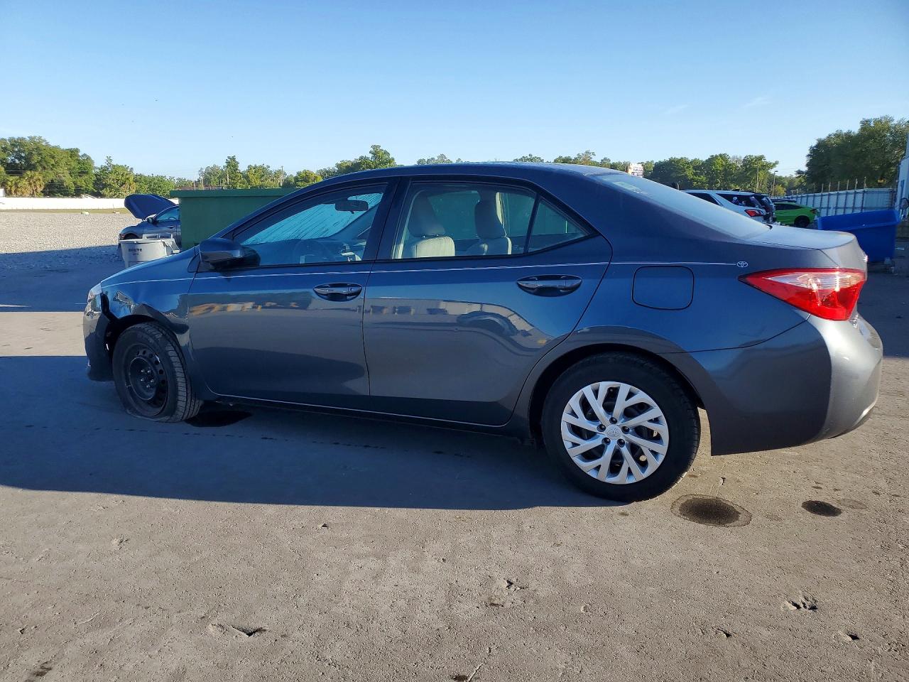 2017 TOYOTA COROLLA LE photo 4