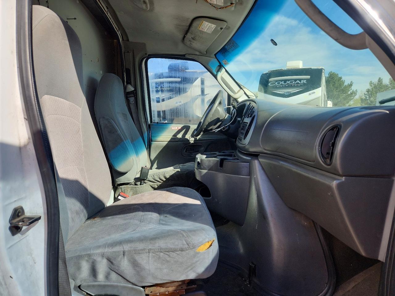 2006 FORD E350 BOX TRUCK photo 19