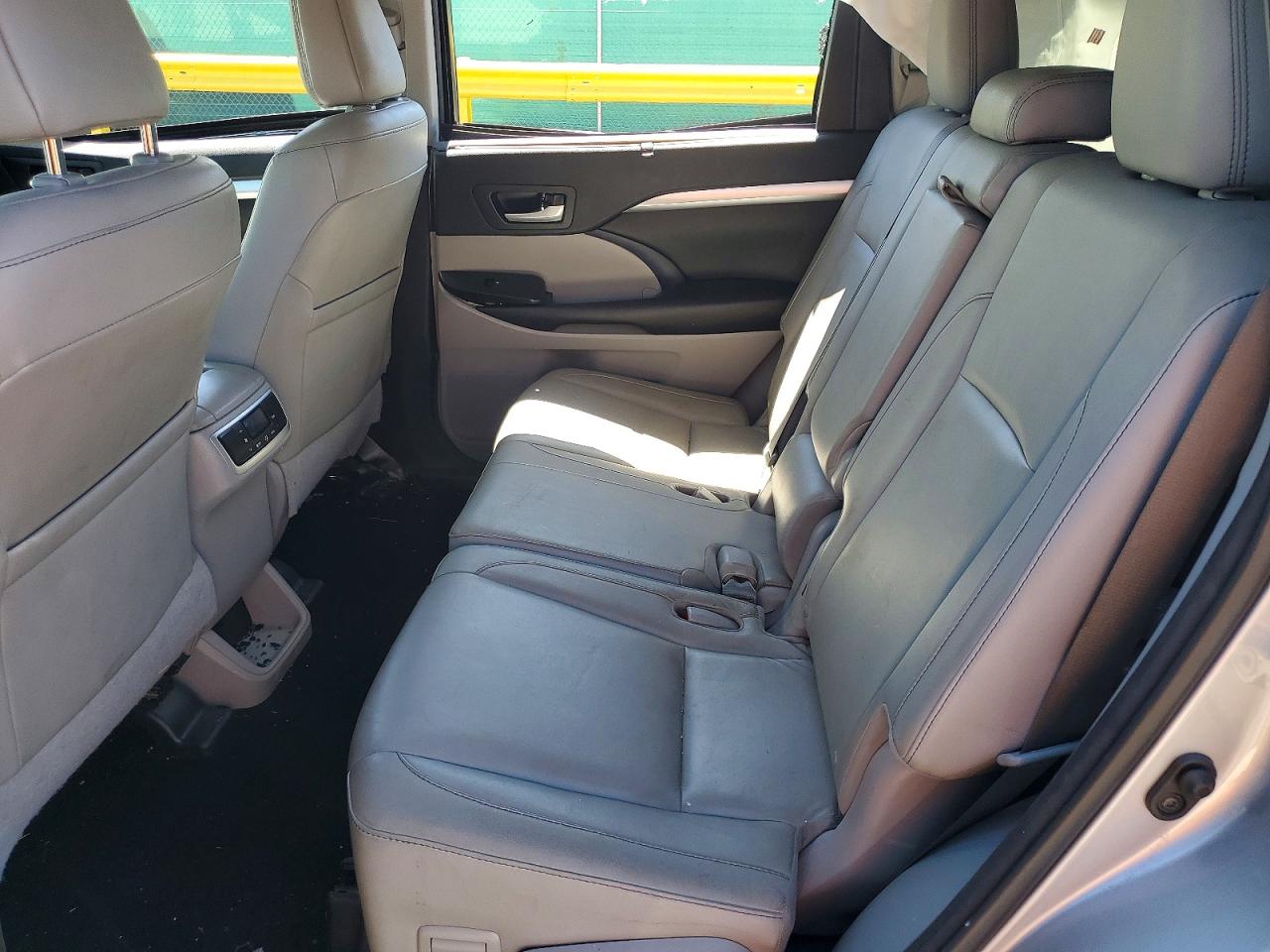 2016 TOYOTA HIGHLANDER XLE photo 21