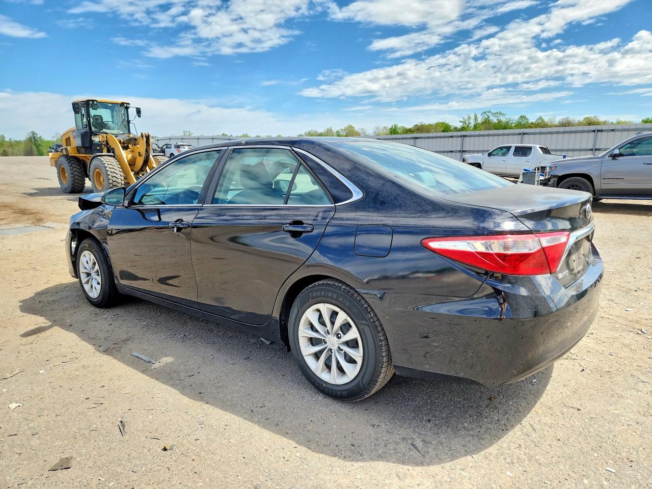 2016 TOYOTA CAMRY LE photo 3